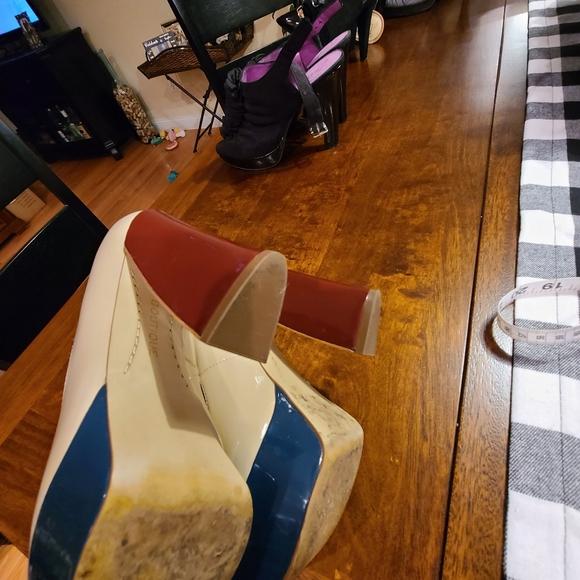 Like New Platform Pumps - Picture 8 of 8